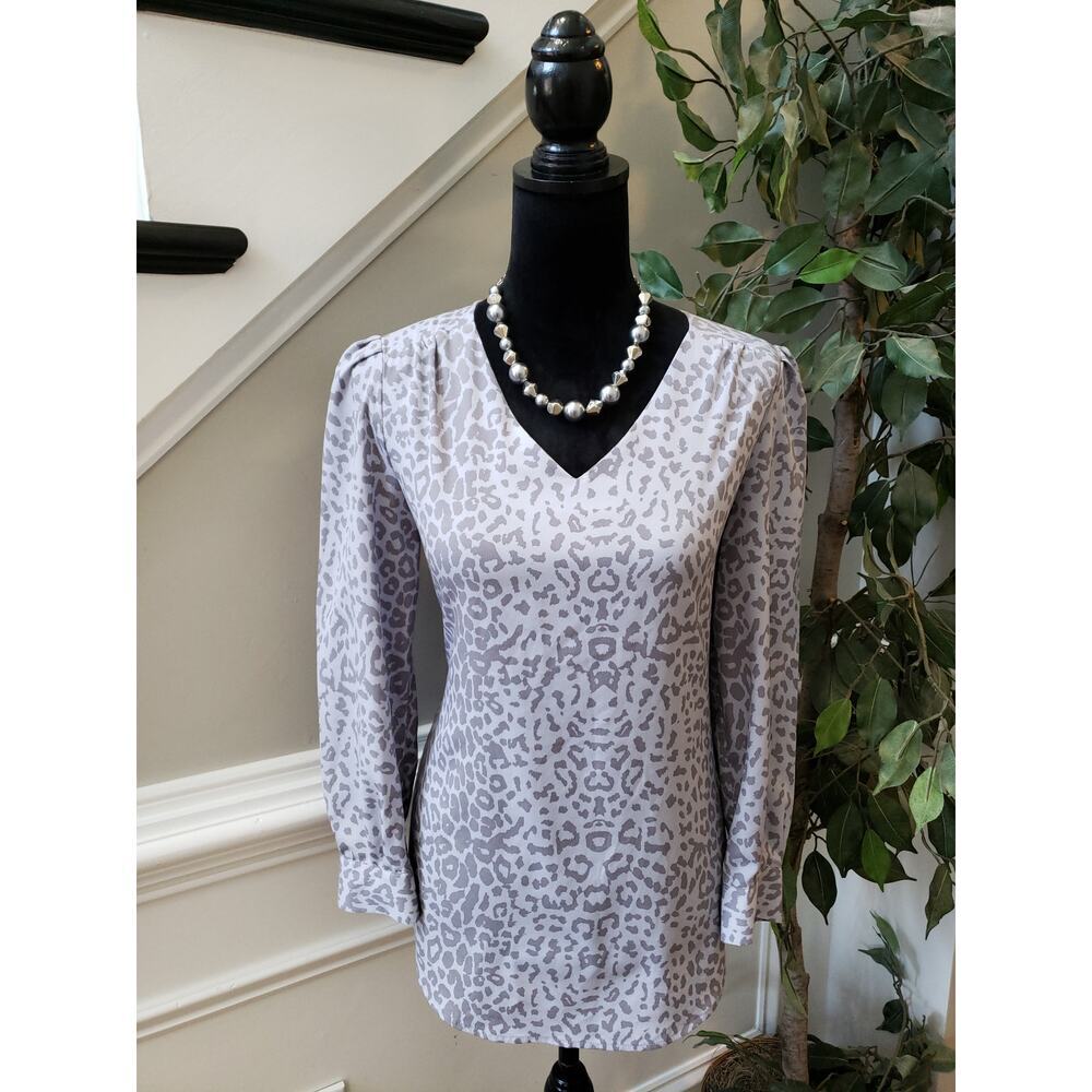 Cynthia Steffe Women's Small Gray Leopard Print V Neck Blouse Long Sleeve Top